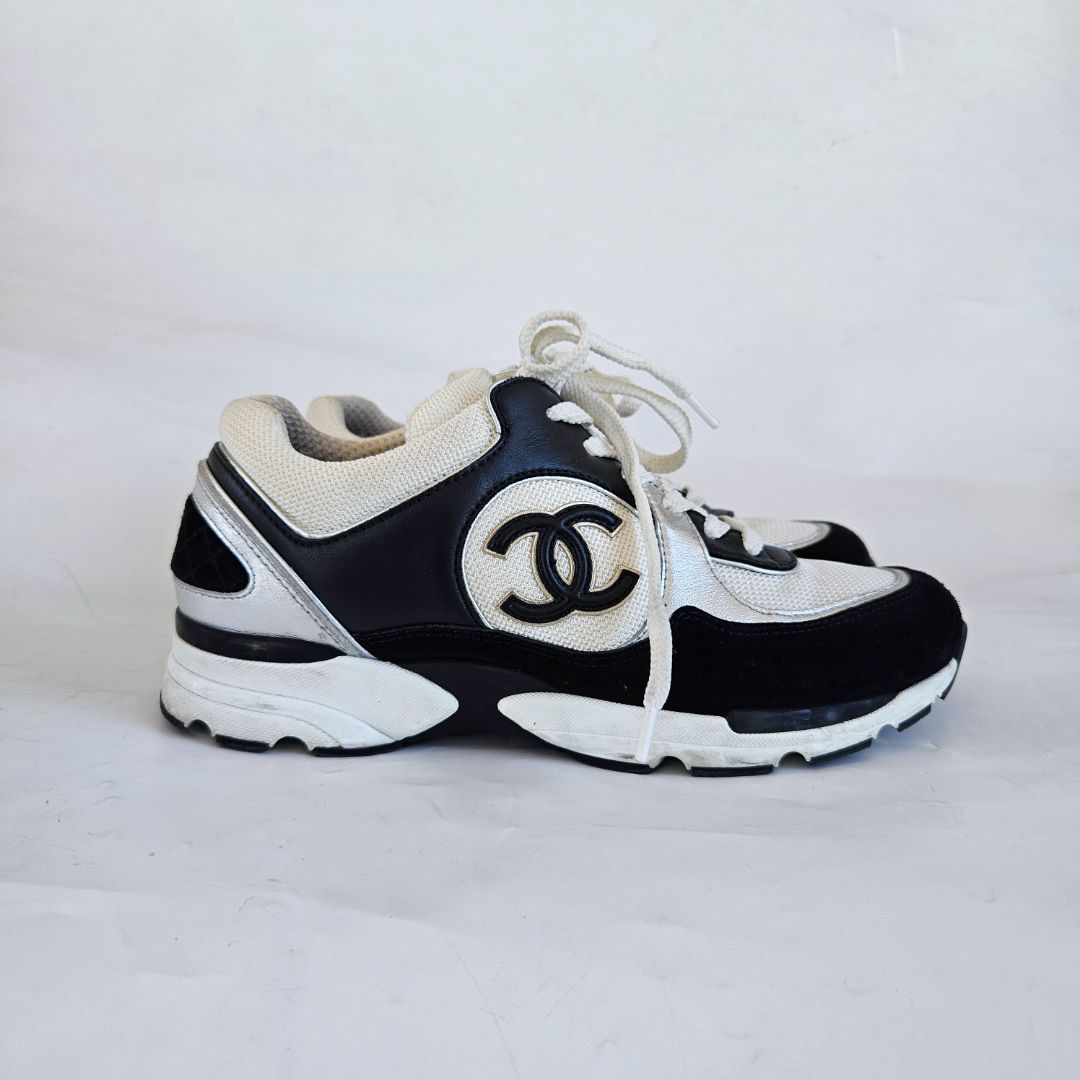Chanel White and black CC sneakers, 38