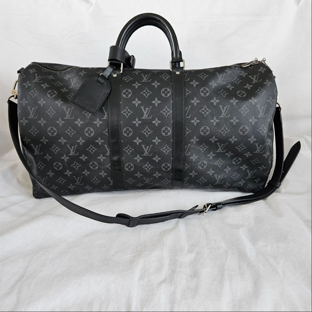 حقيبة Keepall 55 من قماش Monogram Eclipse من لويس فيتون