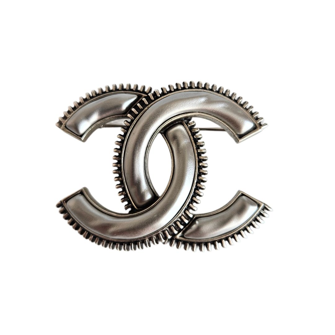 Chanel Grey CC Laiton Argente Brooch