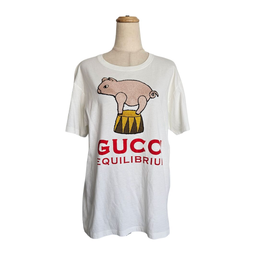 قميص غوتشي إكويليبريوم (Gucci Equilibrium) بطبعة خنزير، نسائي، باللون الأبيض