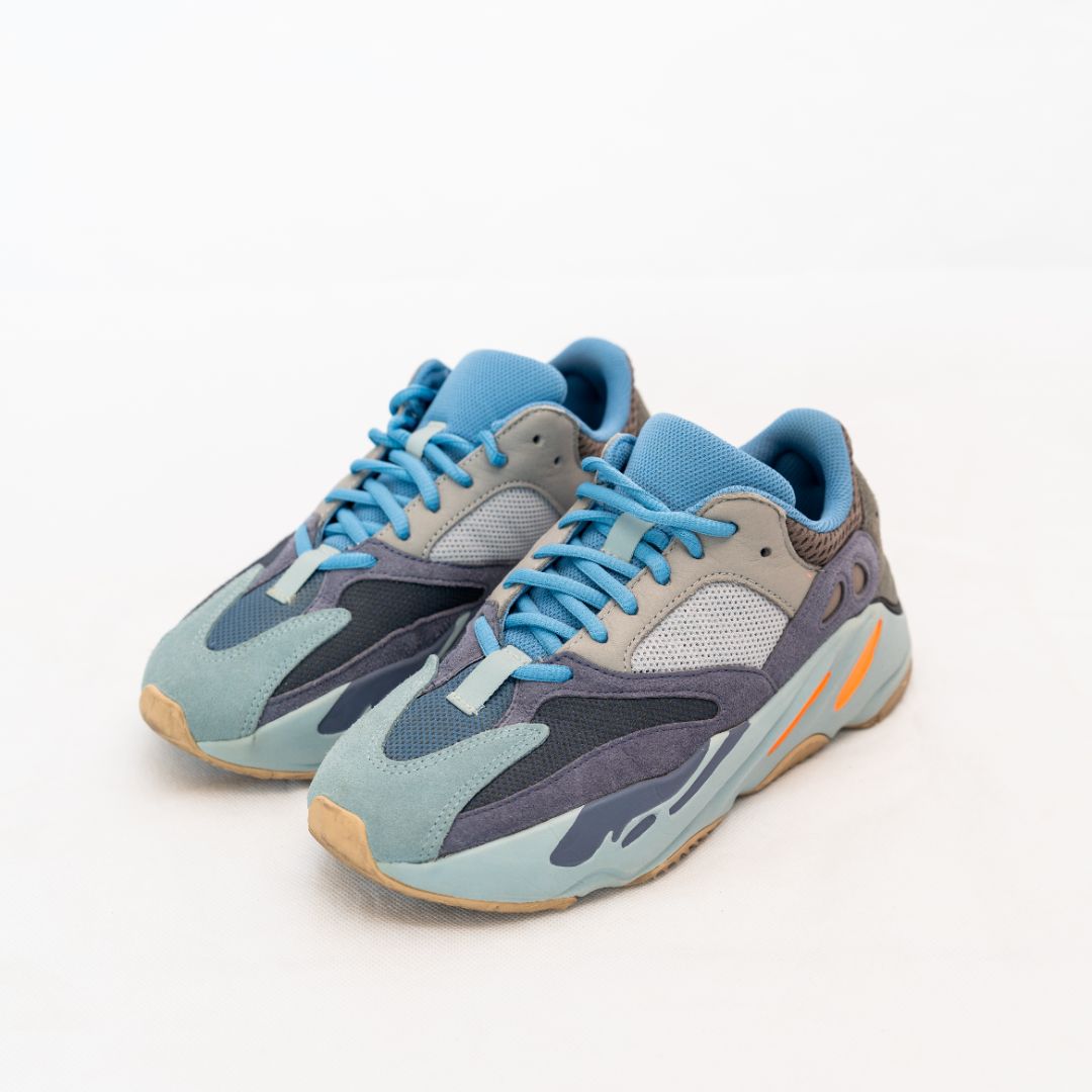 حذاء Adidas x Yeezy Boost 700 Inertia الرياضي من القماش الشبكي والجلد باللون الرمادي والأزرق