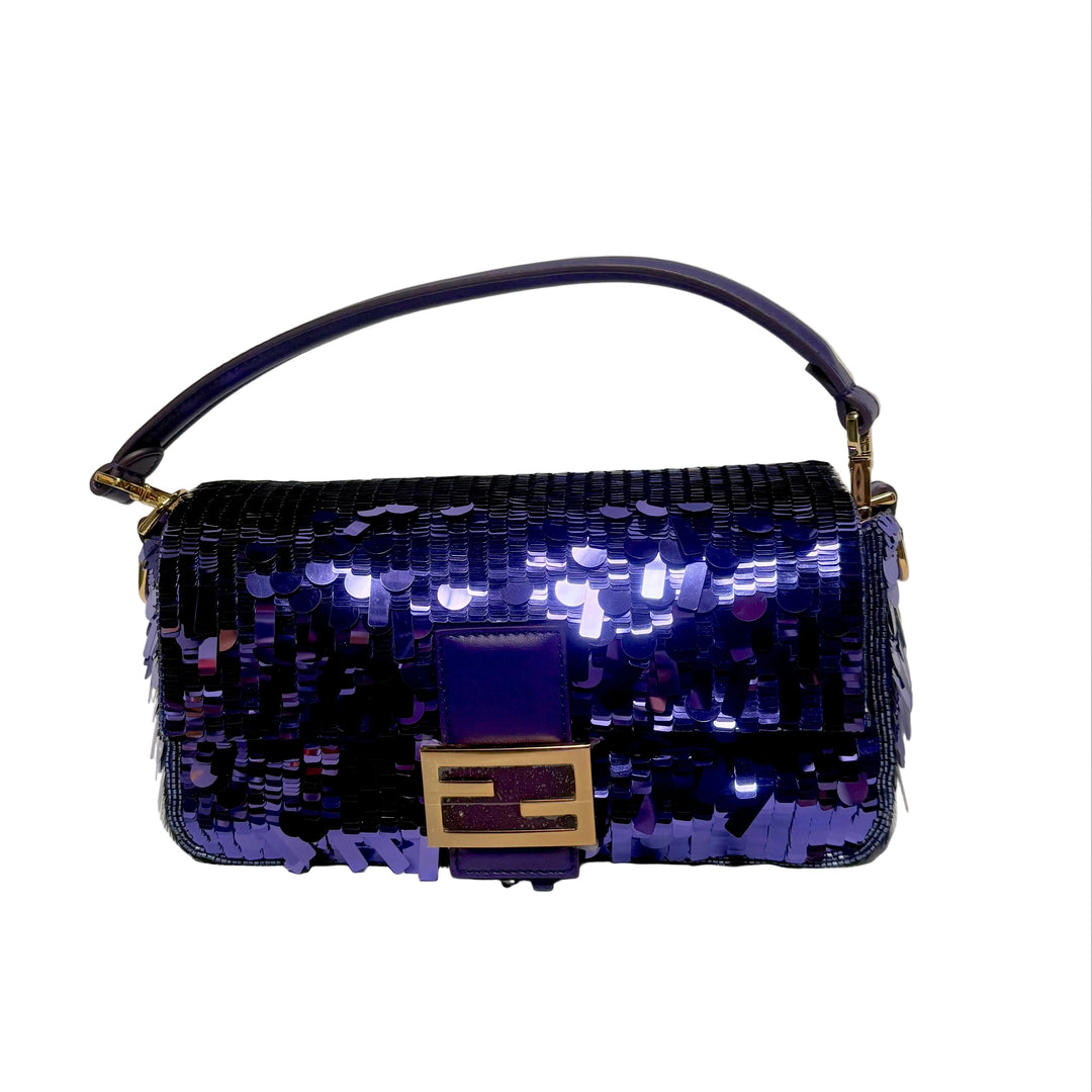 حقيبة Fendi Baguette متوسطة الحجم باللون الأرجواني ومطرزة بالترتر بالكامل، إصدار مُعاد طرحه من مجموعة خريف وشتاء 1999