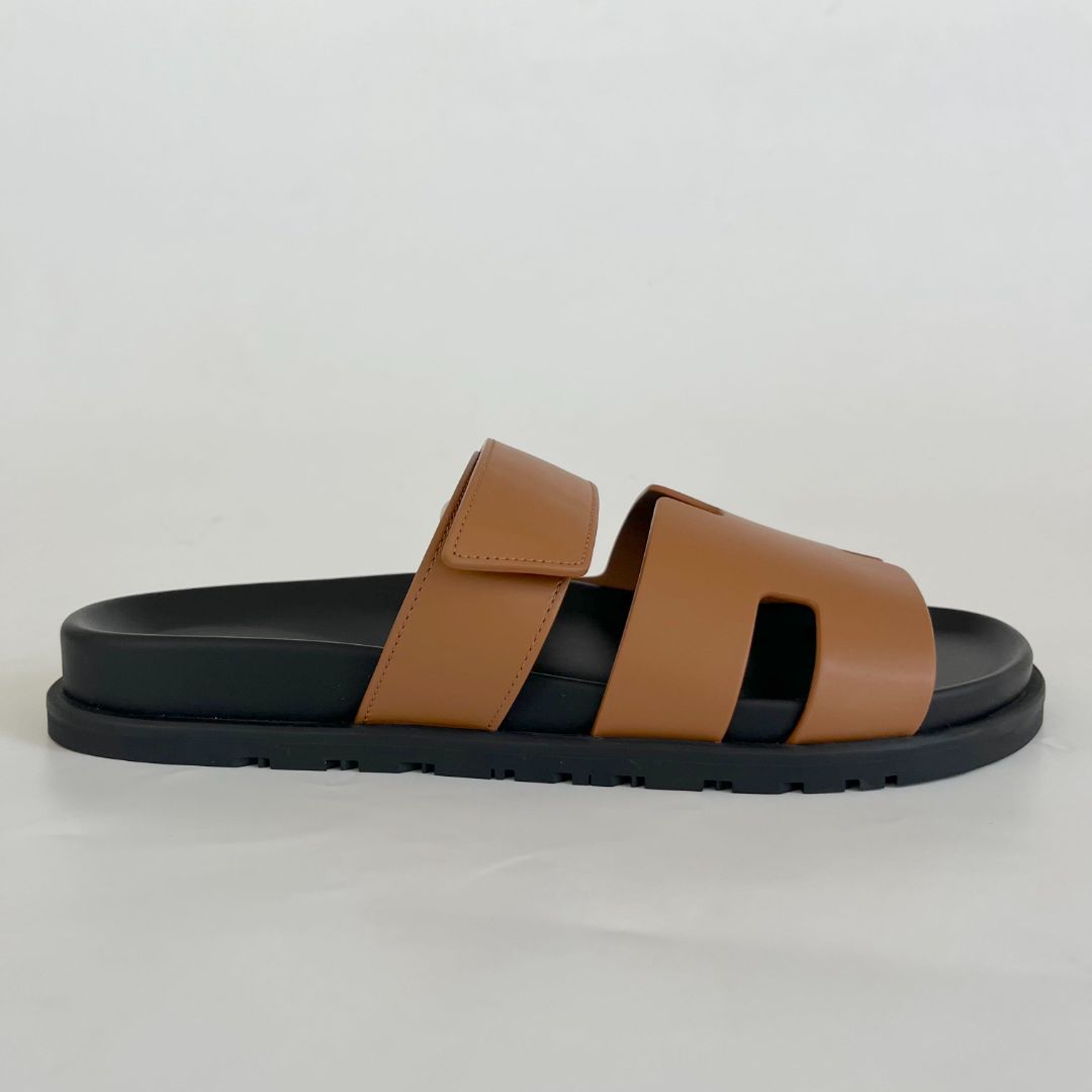 Hermès Chypre caramel and black leather sandals, 42