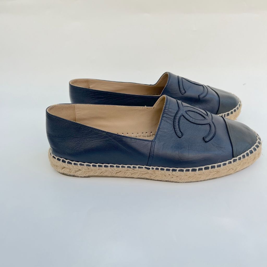 Chanel navy blue espadrilles with black cap toe, 38