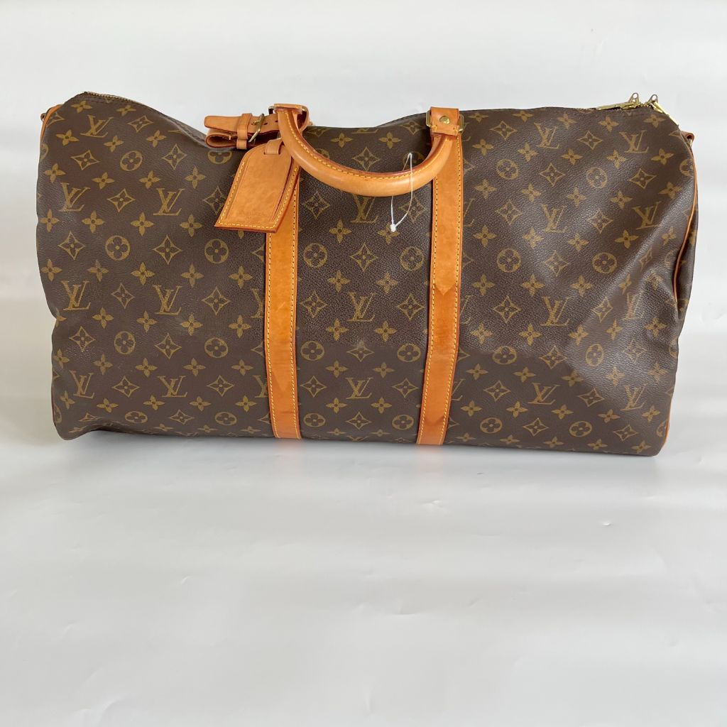 حقيبة "Keepall Bandouliere 55" بنقشة مونوغرام من لويس فيتون