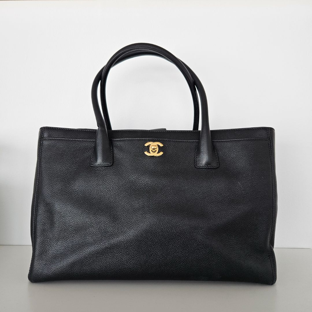CHANEL ブラック レザー バッグ 中型 Chanel black executive small bag - BOPF | Business of Preloved Fashion