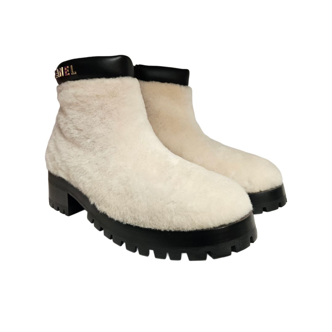 Chanel White Leather and Shearling CC Logo Ankle Bootie, Size 39