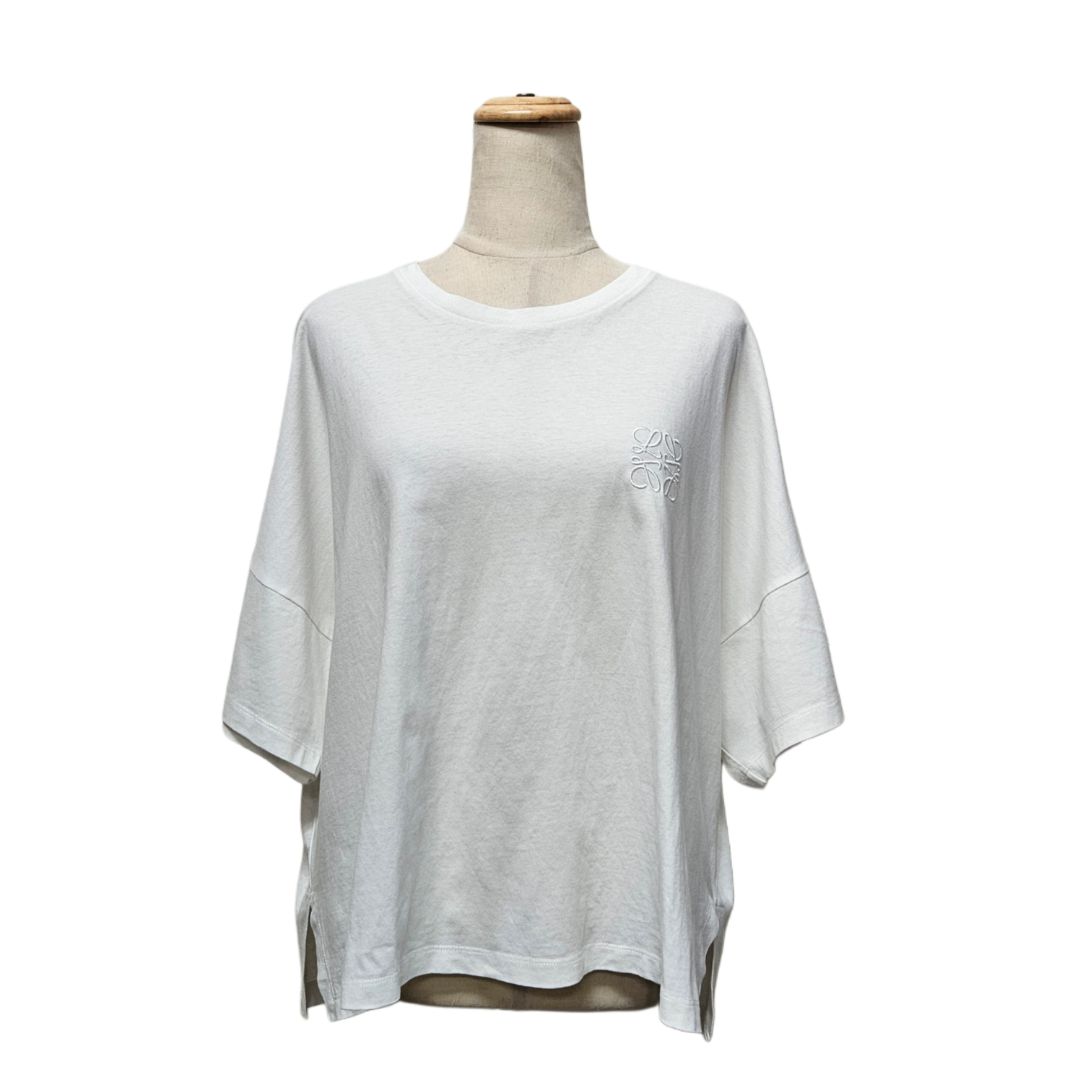تيشيرت "لويفي" أبيض بشعار بتصميم واسع (Oversized)، مقاس كبير (Large)