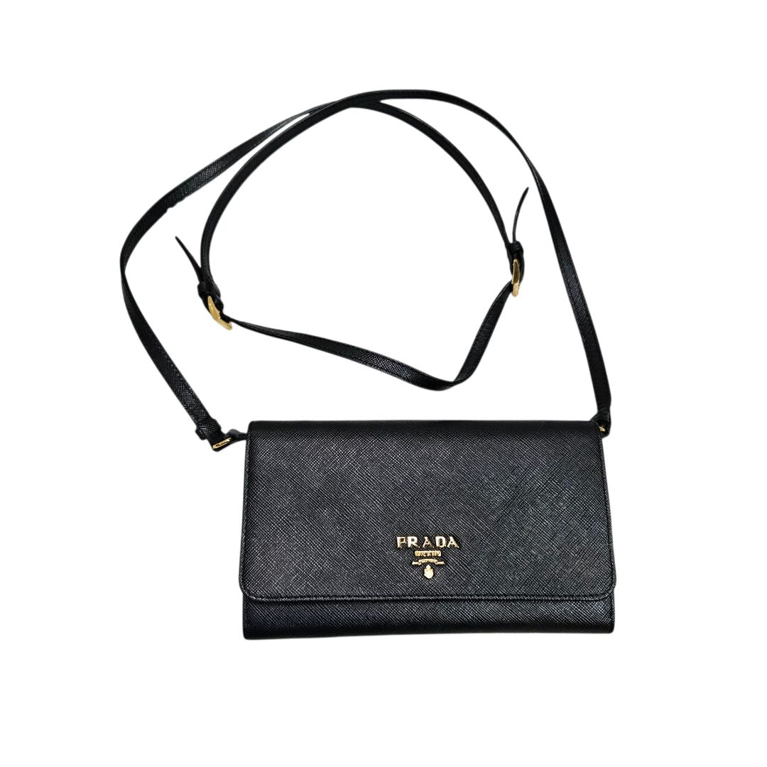 حقيبة Prada من جلد السافيانو الأسود (WOC)