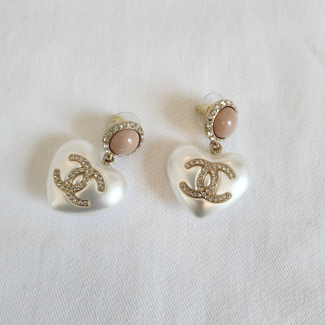 Chanel CC Pearl Heart Drop Pink Earrings Gold Tone 21C