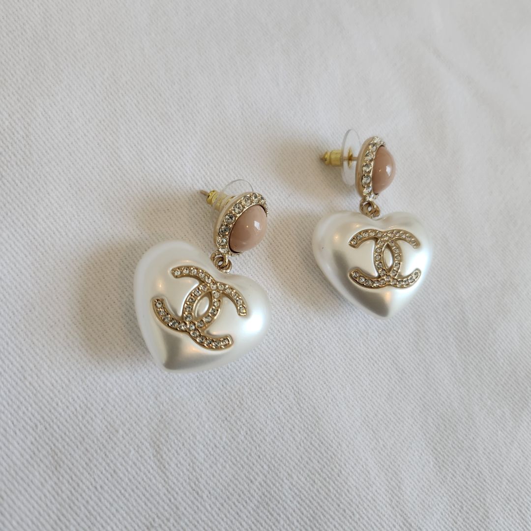 Chanel CC Pearl Heart Drop Pink Earrings Gold Tone 21C