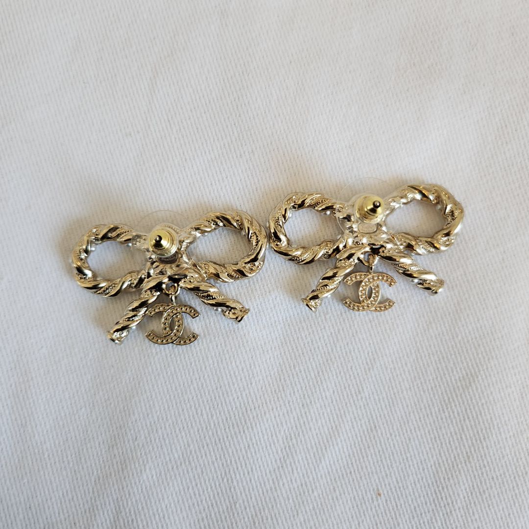 Chanel twisted metal bow earrings From 2023-24FW