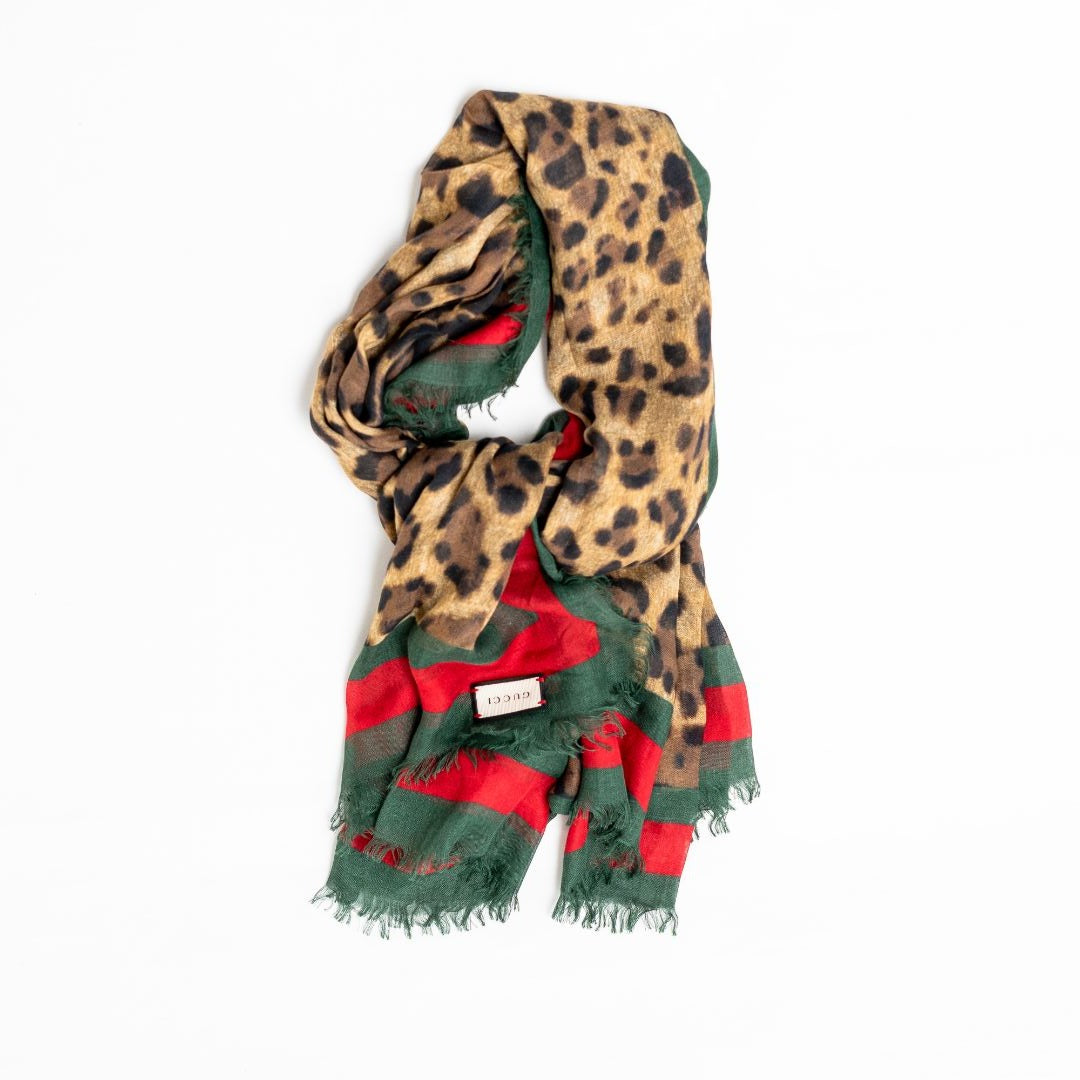 Gucci classic leopard print shawl in silk blend,