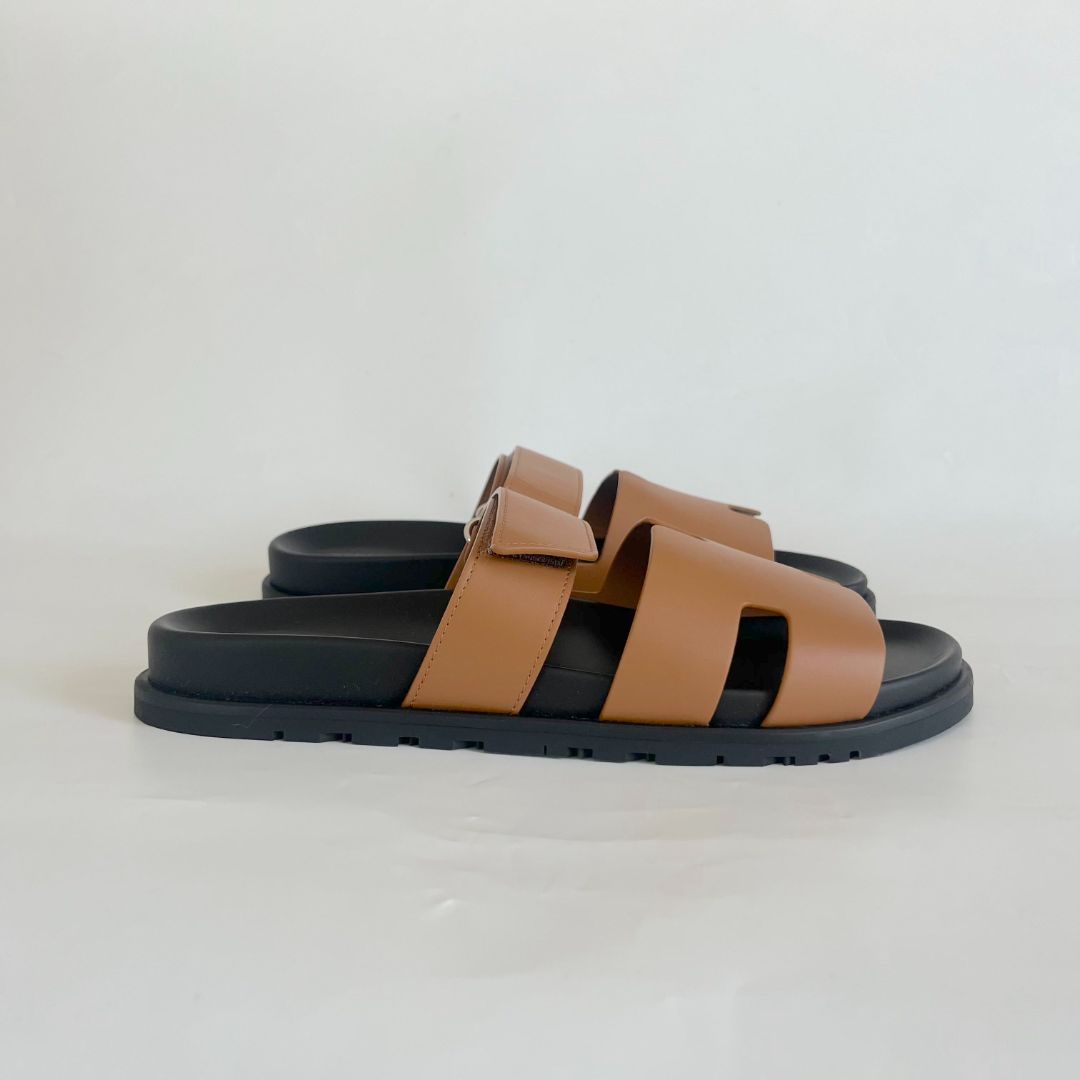 Hermès Chypre caramel and black leather sandals, 43.5