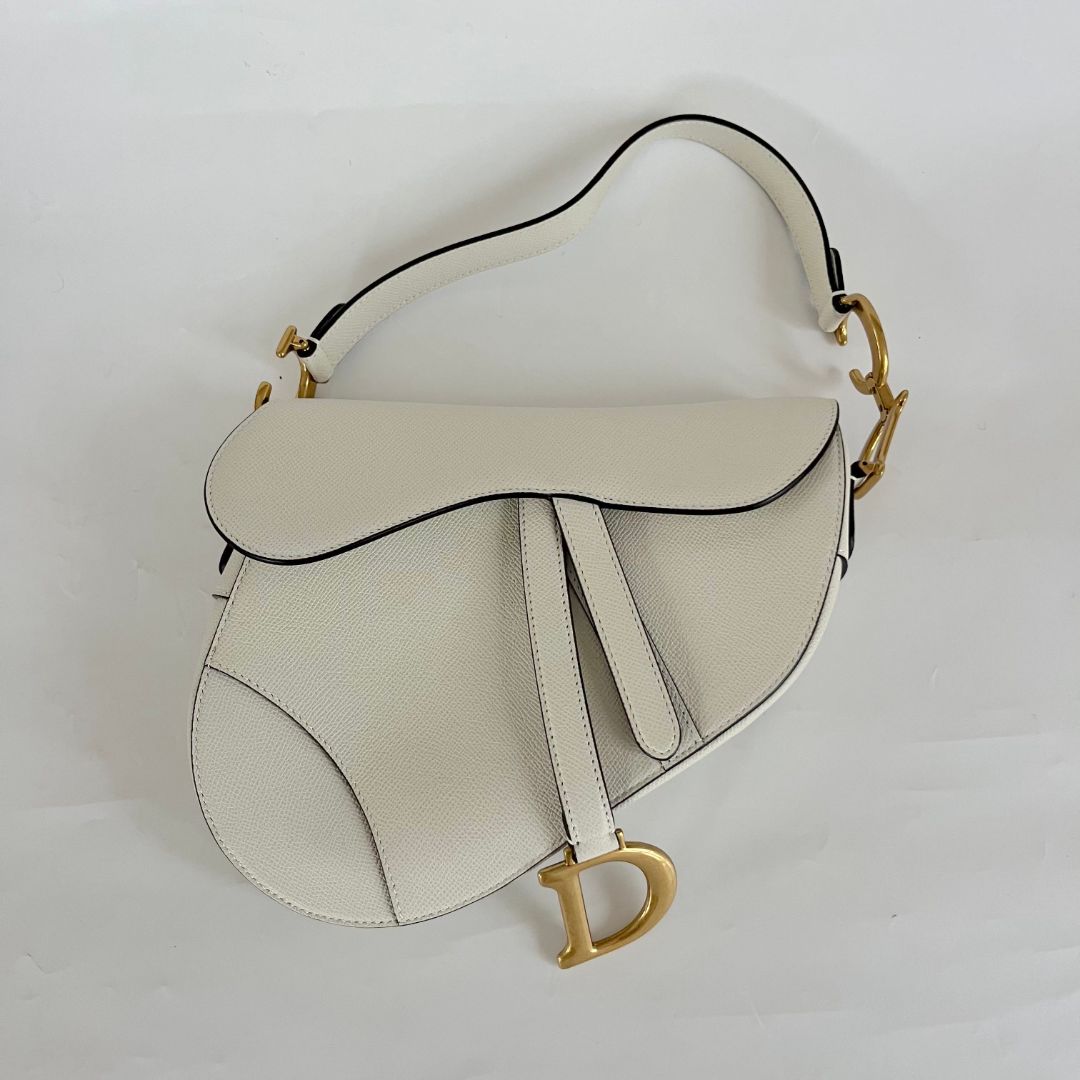 حقيبة سادل من ديور باللون الأبيض من الجلد مع حزام قماشي