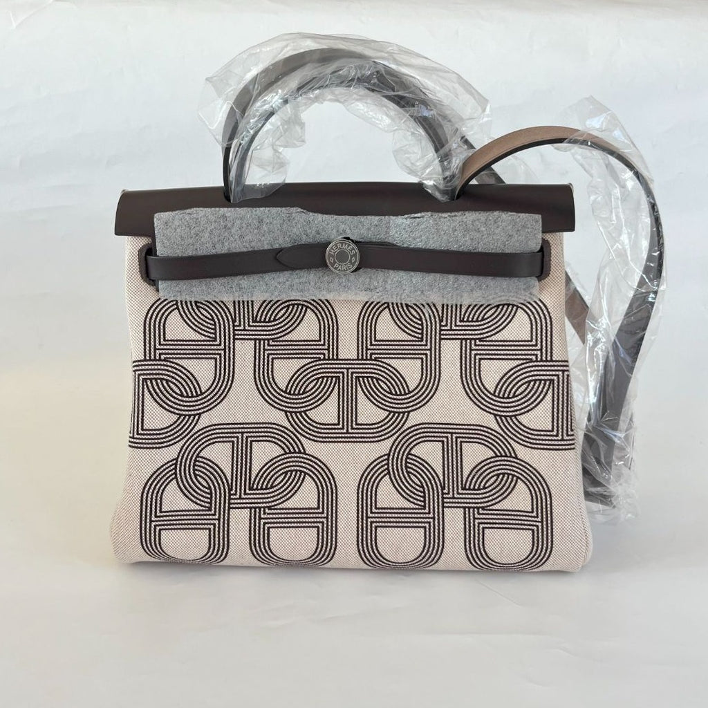 ARNYSバッグ　charvet HERMES hender scheme Hermes Rouge Garance Clemence Leather Palladium Plated Halzen Bag