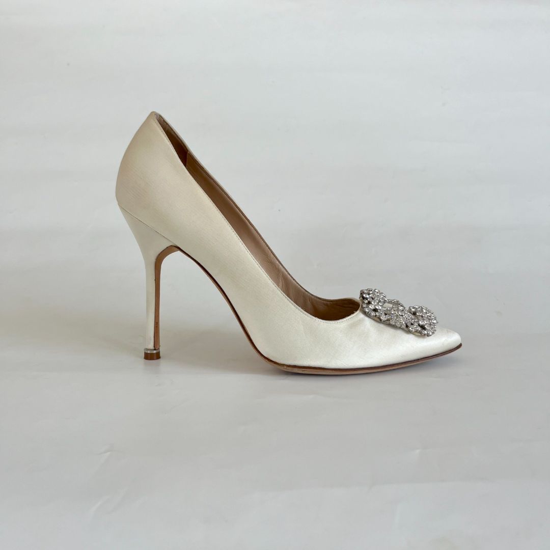 Manolo Blahnik ivory satin Hangisi pumps, 39