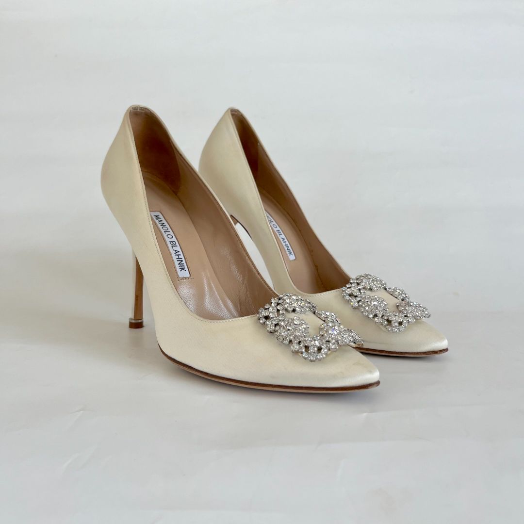 Manolo Blahnik ivory satin Hangisi pumps, 39