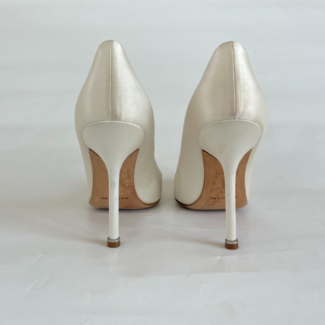 Manolo Blahnik ivory satin Hangisi pumps, 39