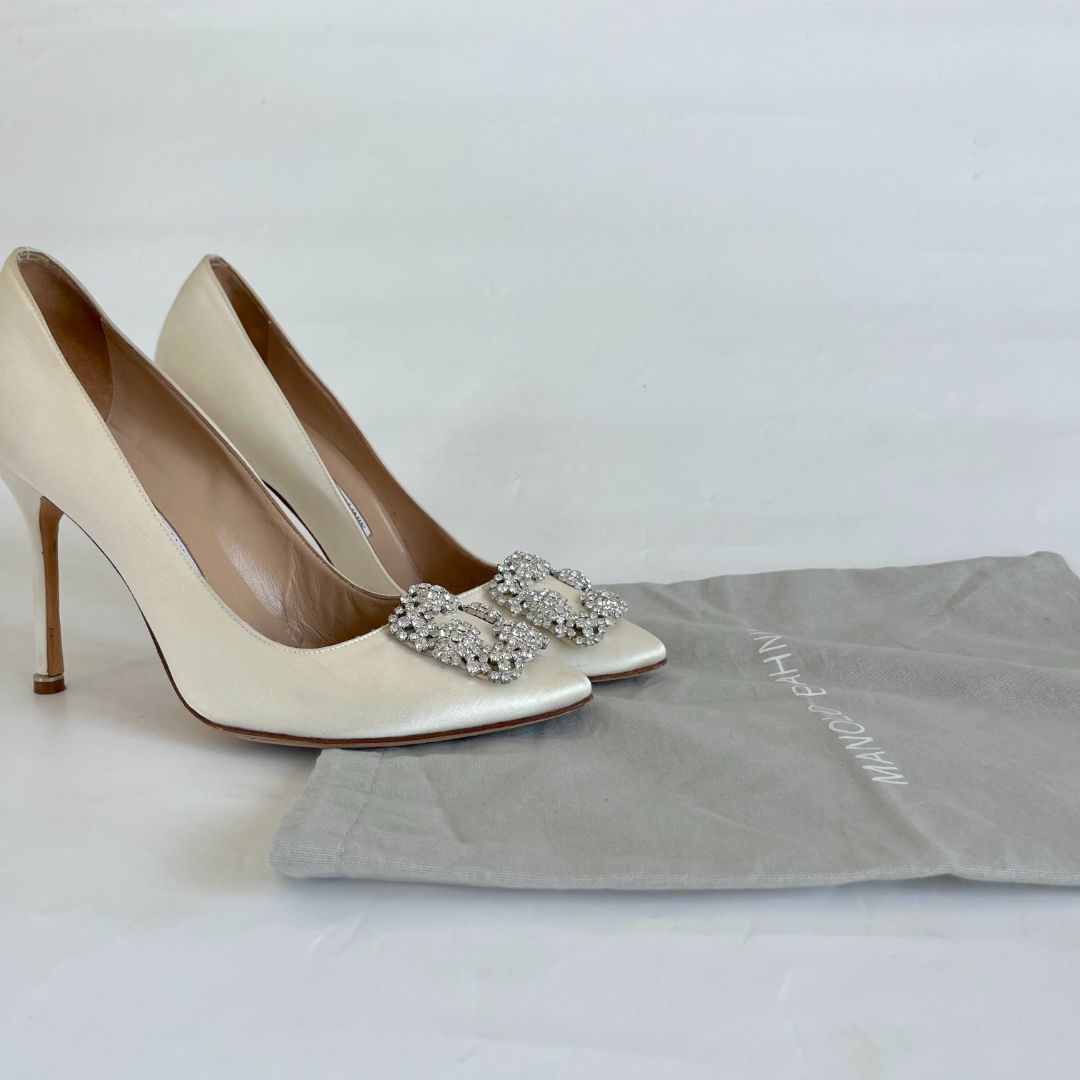 Manolo Blahnik ivory satin Hangisi pumps, 39
