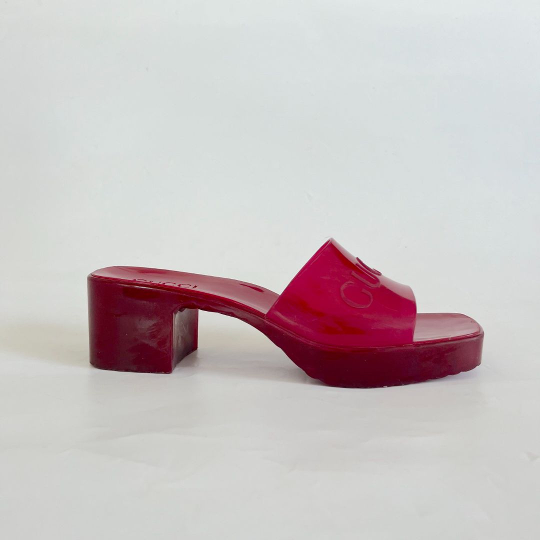 Gucci red rubber heeled logo embossed sandals, 39 - BOPF  display picture 2