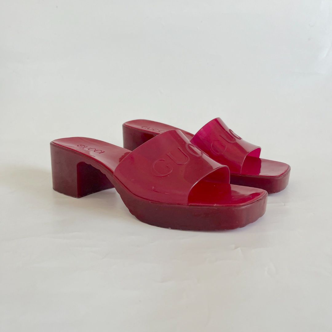 Gucci red rubber heeled logo embossed sandals, 39
