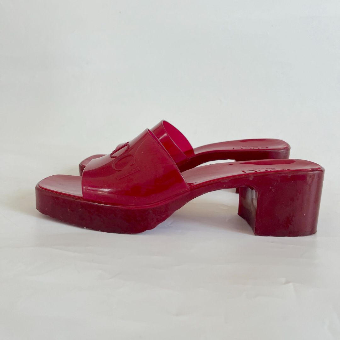 Gucci red rubber heeled logo embossed sandals, 39