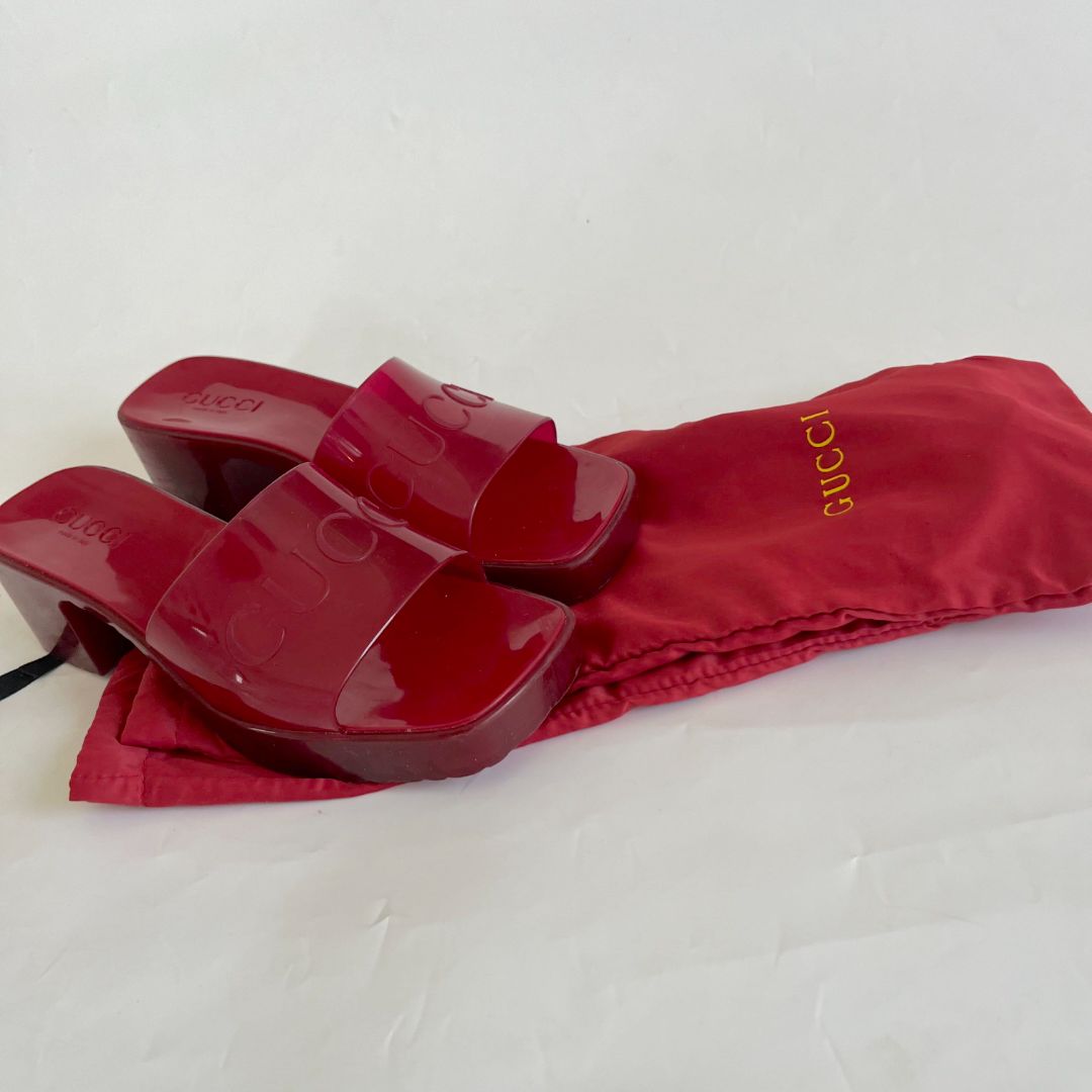 Gucci red rubber heeled logo embossed sandals, 39