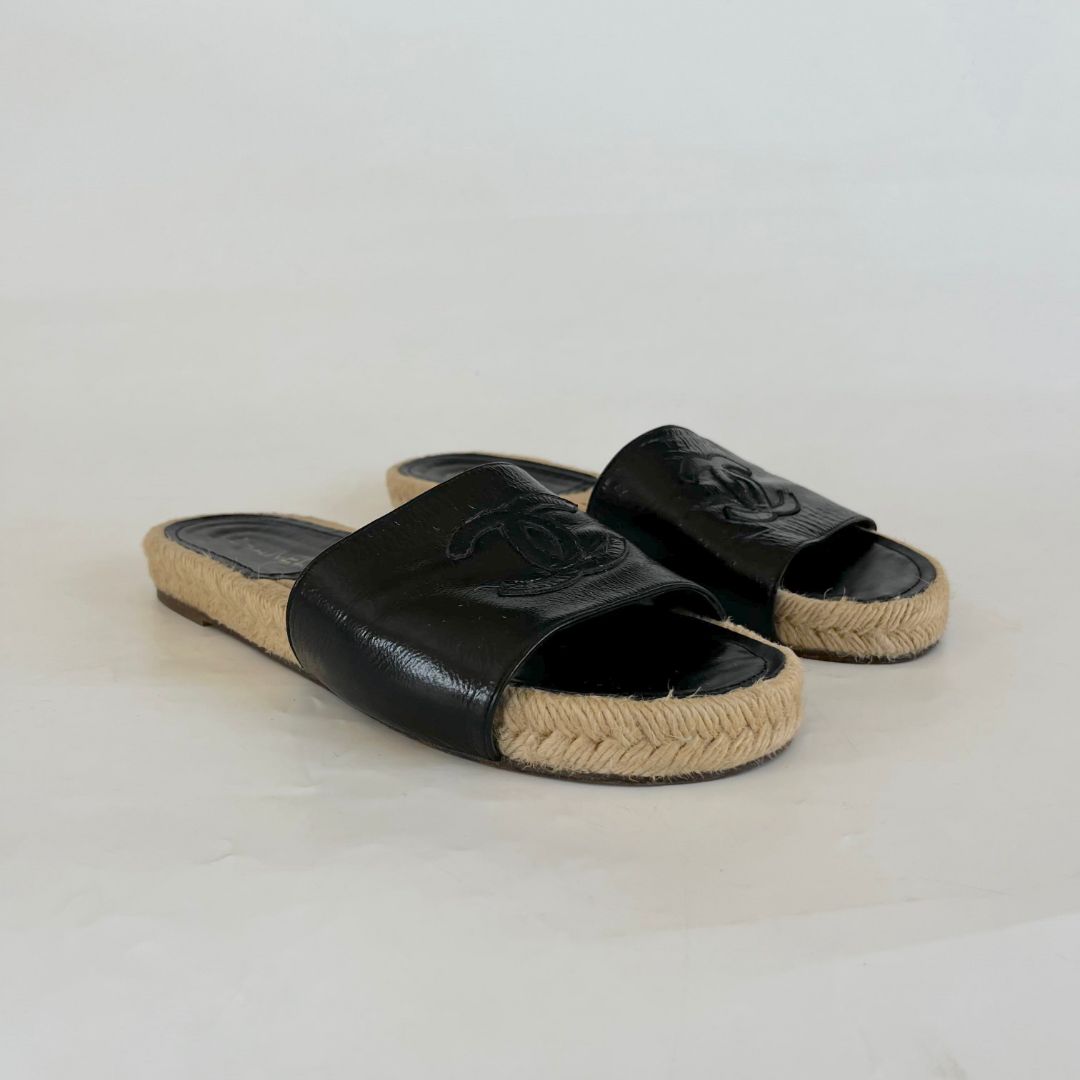 Chanel black espadrille flat slides with CC on vamp, 38C