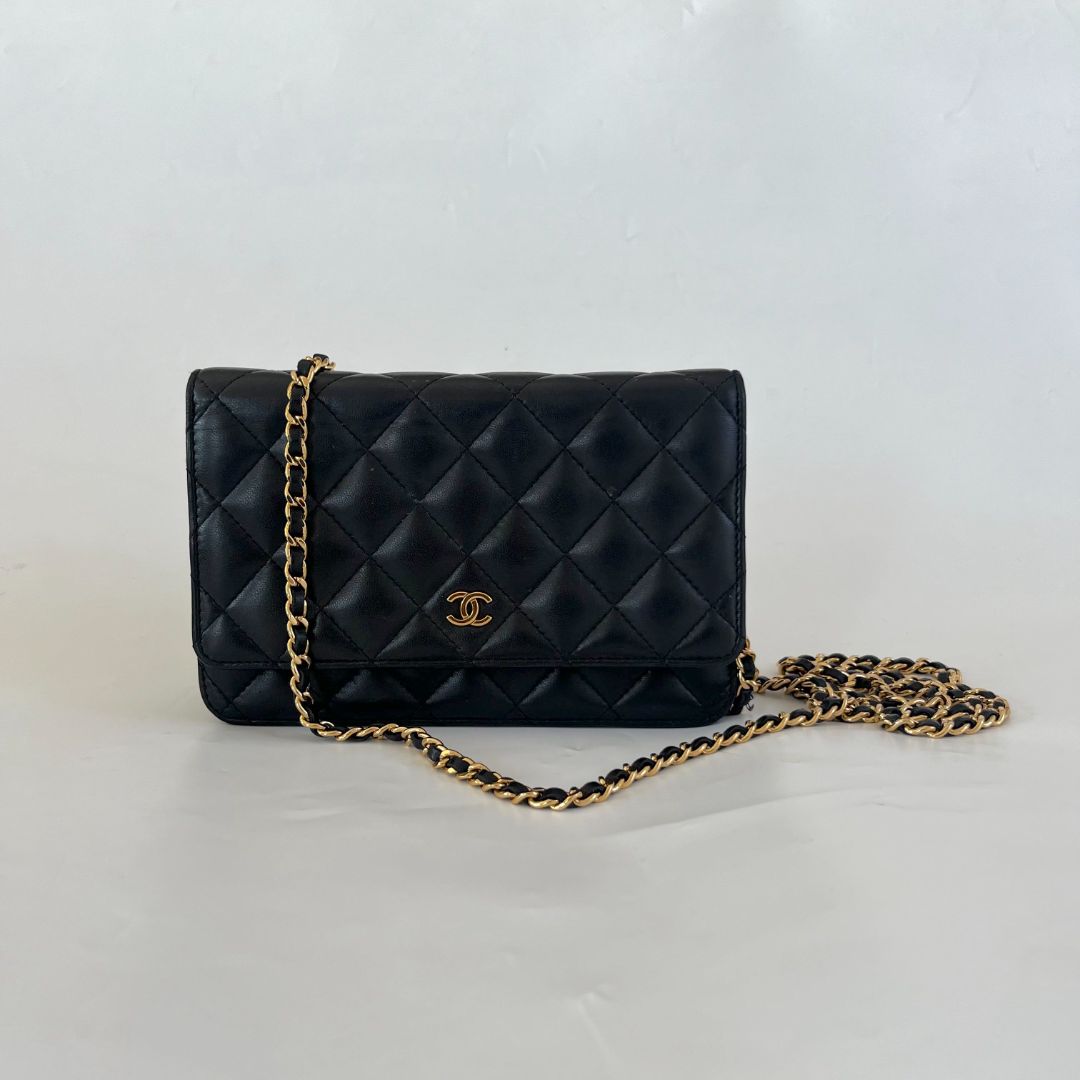 Wallet on chain - Lambskin, black — Fashion