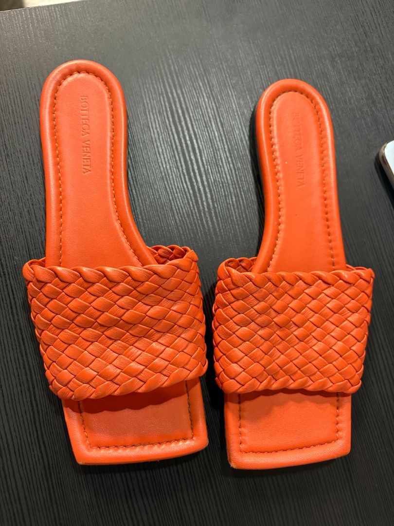 Bottega Veneta orange square toe flat size 41