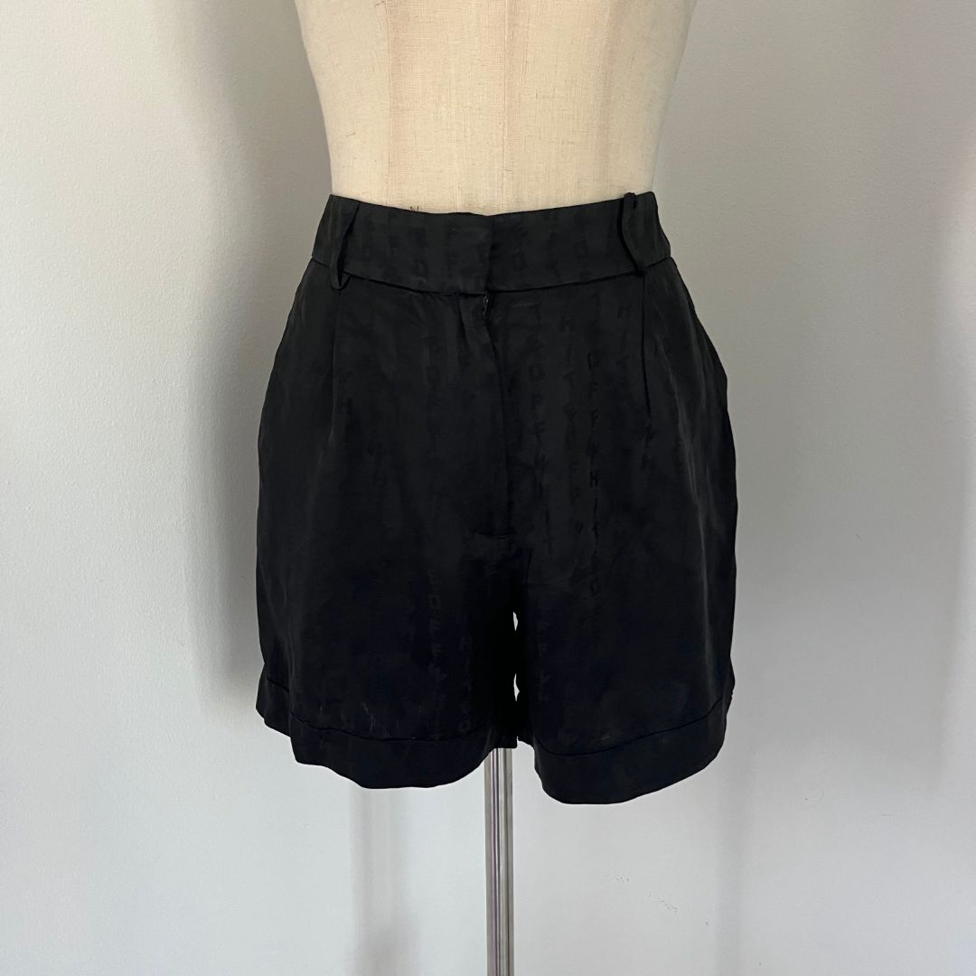 شورت أسود بشعار Off-White وقصة بيسبول