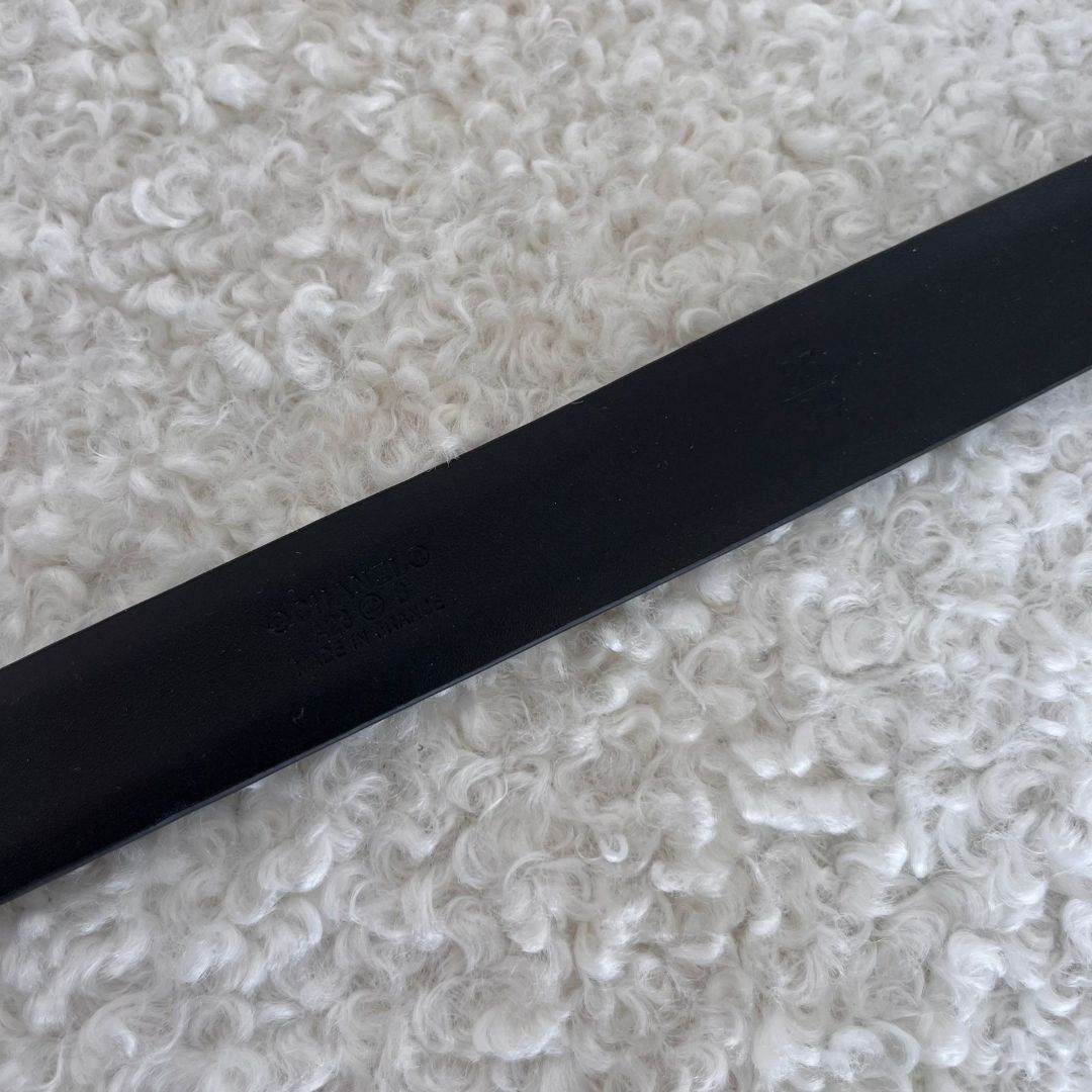 Chanel black leather belt with twisted CC crystal and pearl