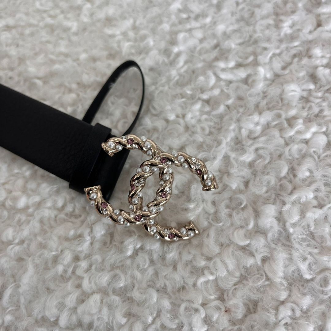 Chanel black leather belt with twisted CC crystal and pearl