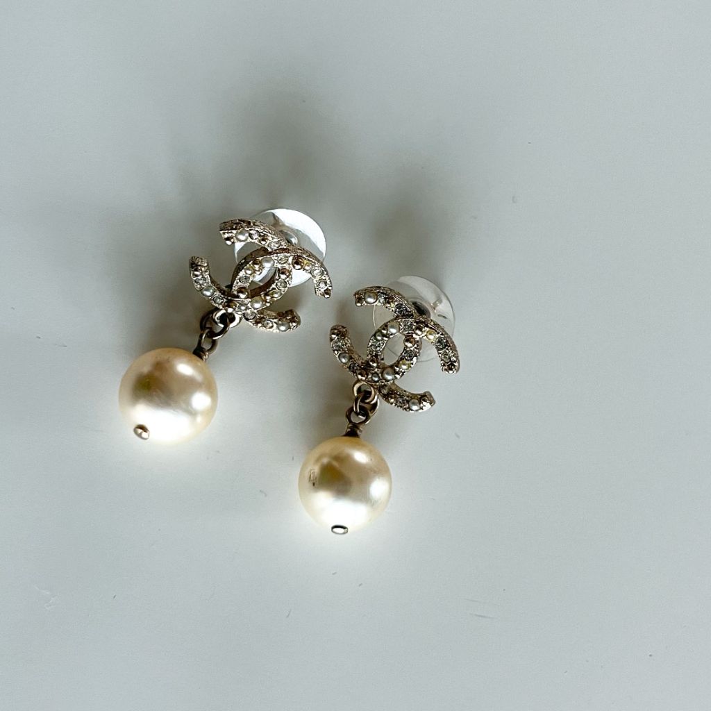 CC LOGO Crystals Pearl Drop Earrings Gold Tone NWTB – Voguette