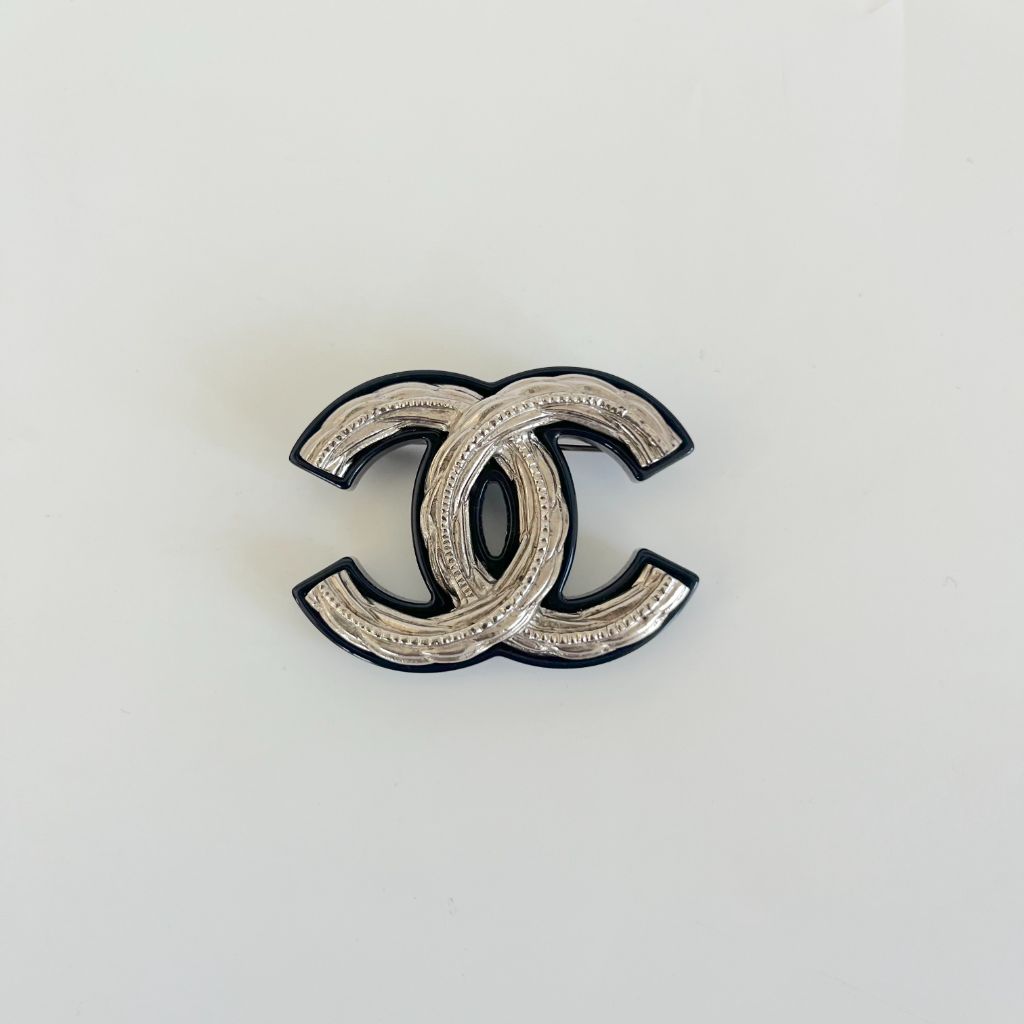 Chanel CC textured light goldstone brooch - BOPF