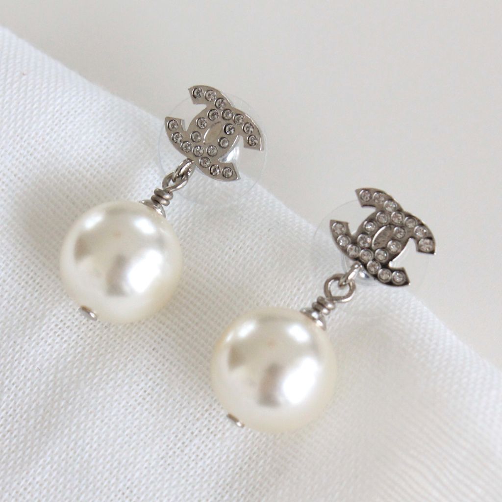 Chanel CC crystal embellished faux pearl dangle earrings - BOPF