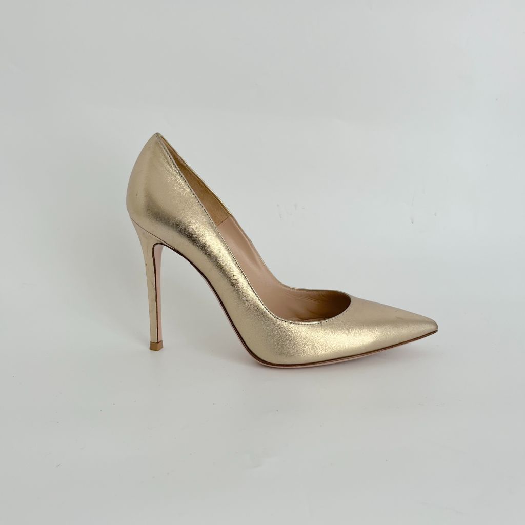Gianvito Rossi gold leather pointed toe pumps, 38.5