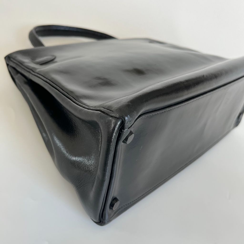 Lot - Hermés Black Box Leather Kelly Retourne 32 Handbag, Date Code 1981,  with Clochette, Keys, Lock and Replacement Dust Bag, Height: 9 in (22.9  cm); Length: 12-1/2 in (31.8 cm); Depth: 4 in (10.2 cm)