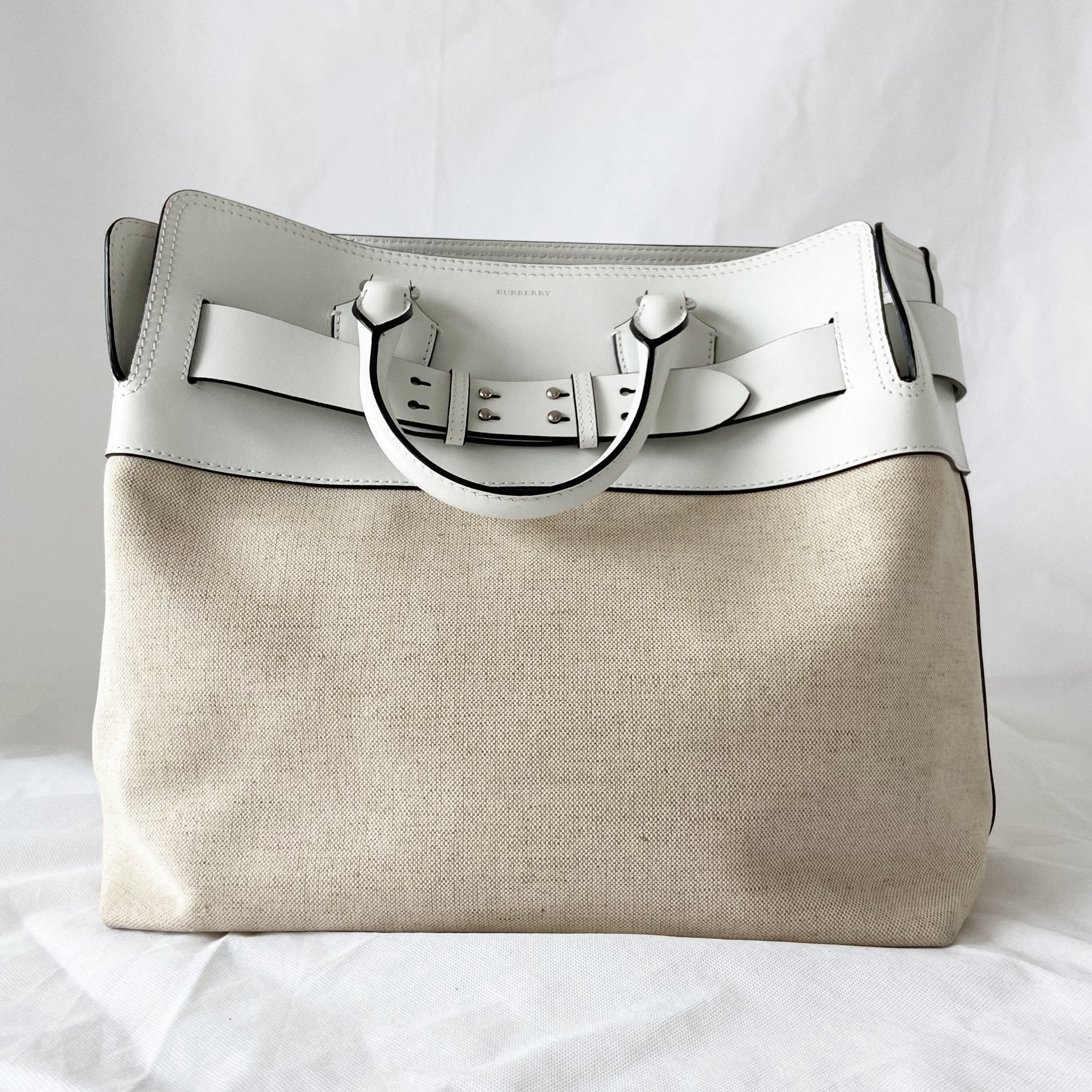 Burberry medium belt detail leather 2024 tote bag