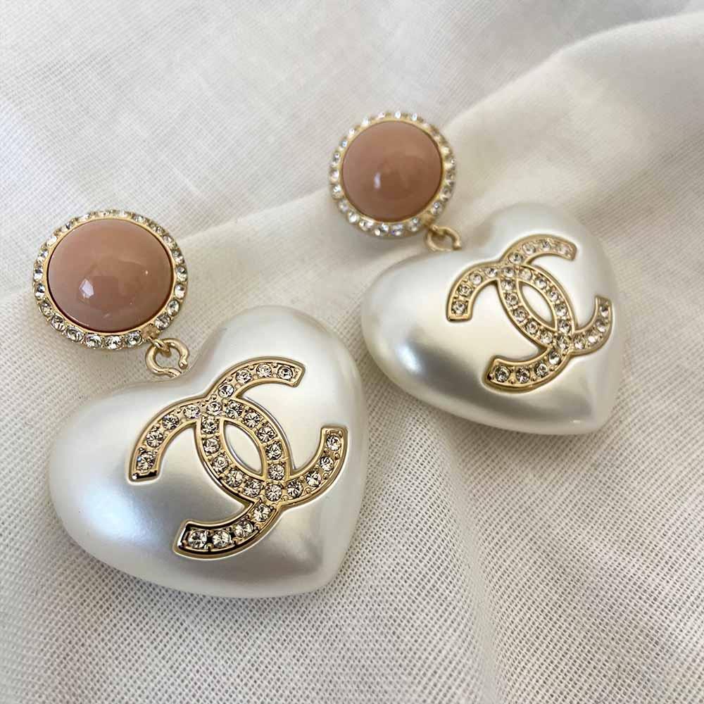 Chanel Vintage 93P Turnlock Pearl Drop Earrings – Boutique Patina