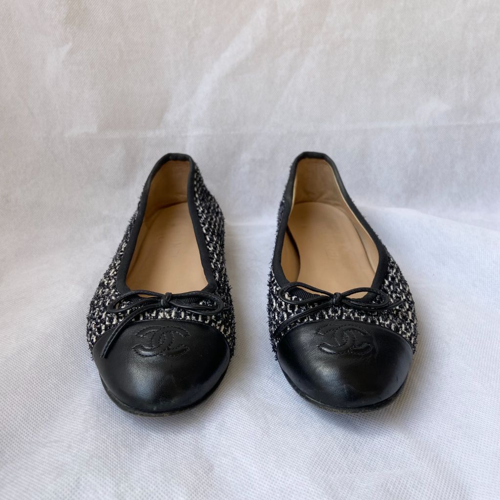 Chanel White Tweed Ballet Flats – Dina C's Fab and Funky Consignment  Boutique