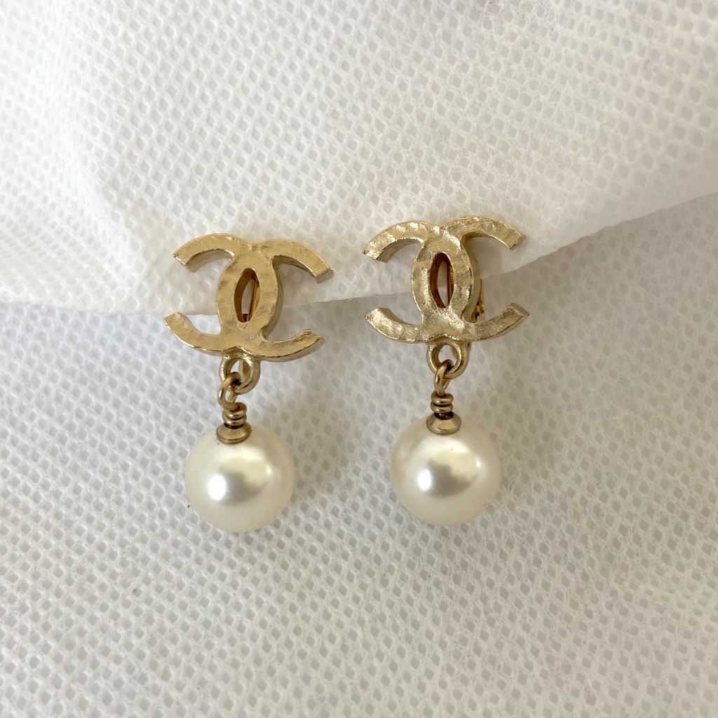 Earrings  Metal glass pearls  strass gold beige  crystal  Fashion   CHANEL