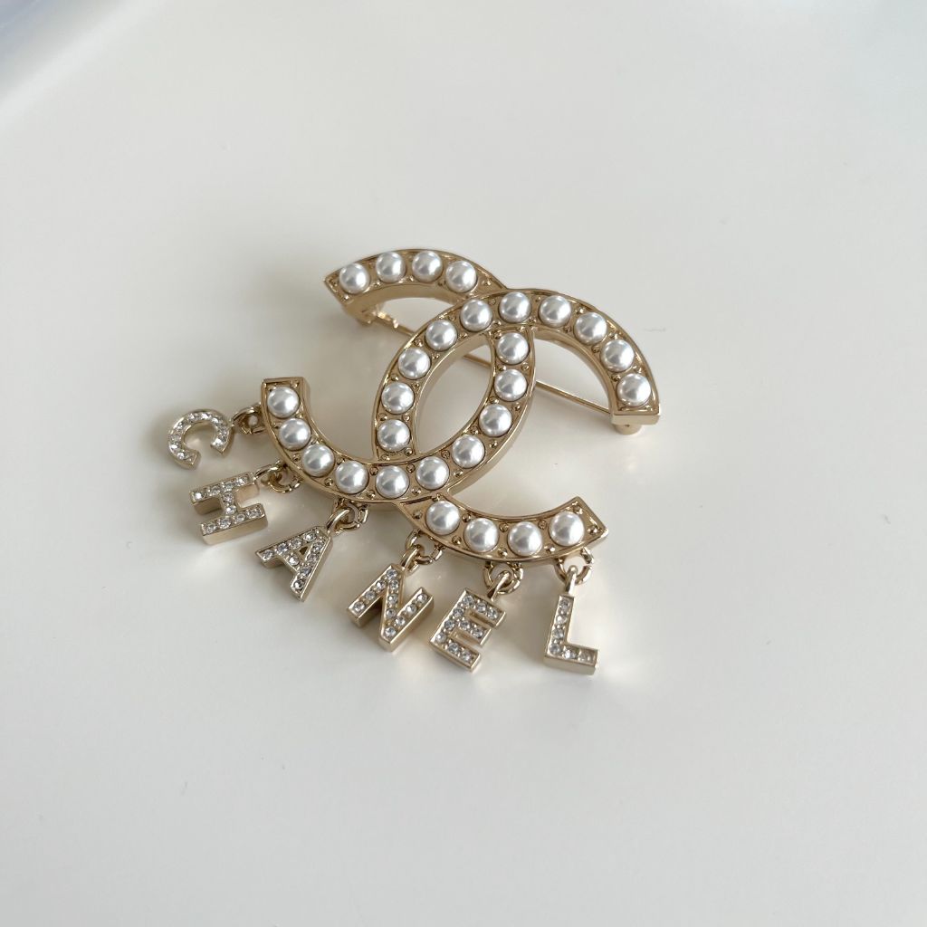 Letter Vuitton Fashion Brooch in Pearl and Rhinestones