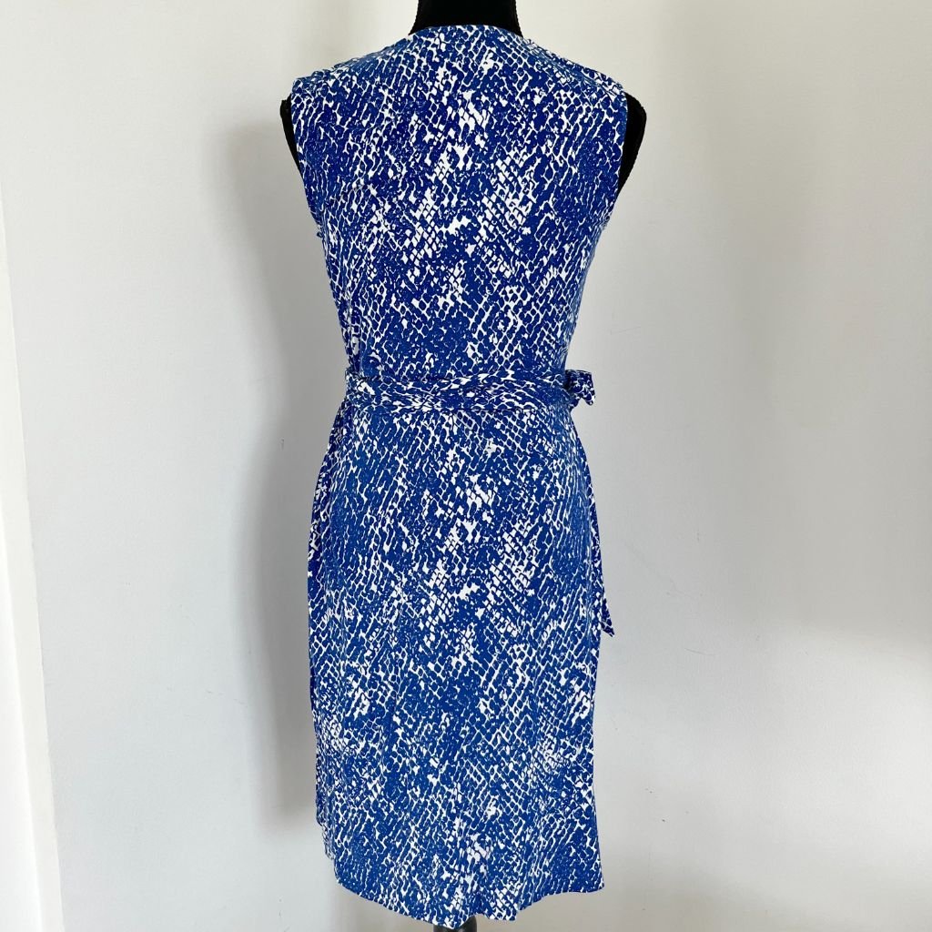 Diane von Furstenberg blue and white printed sleevelss short wrap dres - BOPF | Business of Preloved Fashion Diane von Furstenberg blue and white printed sleevelss short wrap dres - BOPF | Business of Preloved Fashion