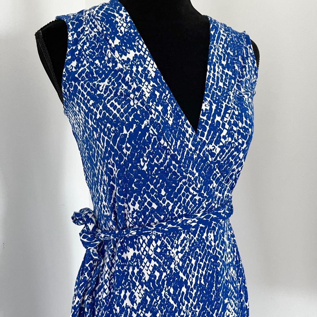 Diane von Furstenberg blue and white printed sleevelss short wrap dres - BOPF | Business of Preloved Fashion Diane von Furstenberg blue and white printed sleevelss short wrap dres - BOPF | Business of Preloved Fashion
